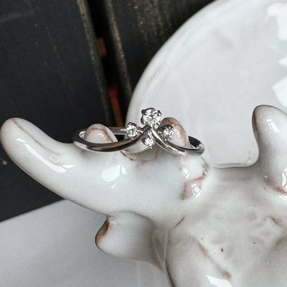 14KWG Diamond Chevron Contour V Ring